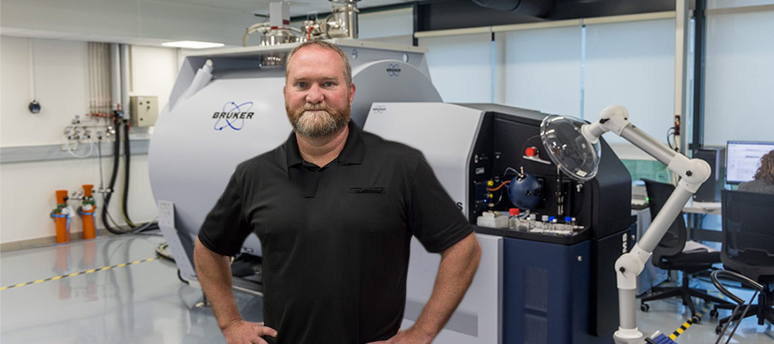 Ryan Rodgers devant un spectromètre